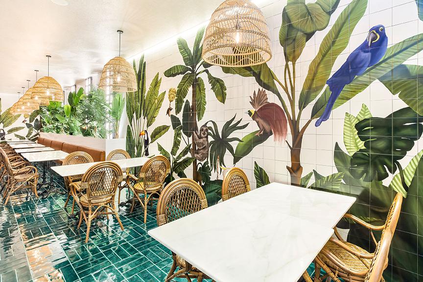 Decoración con murales de azulejos en restaurante